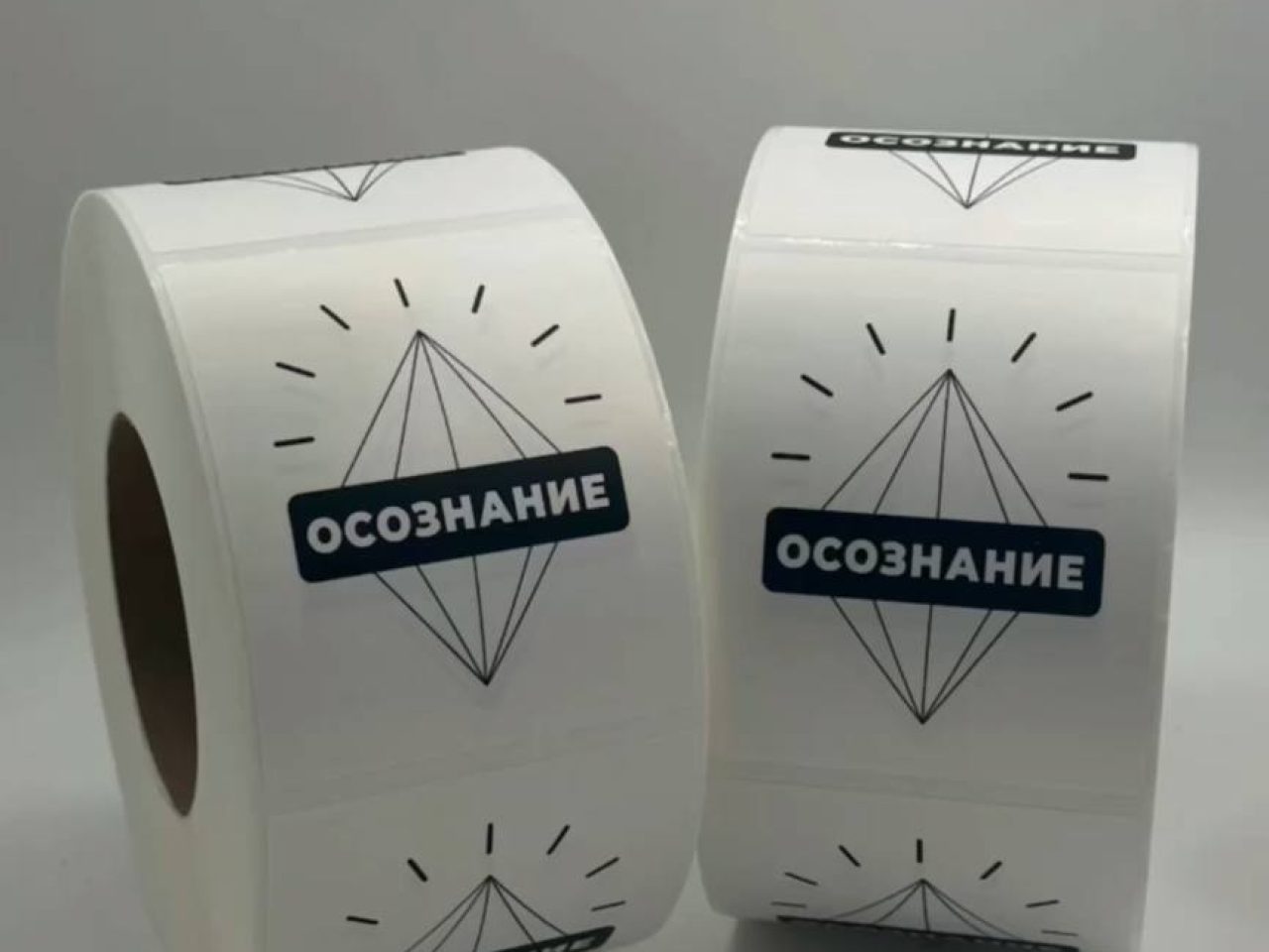 Наклейки на самоклеящейся бумаге — печать в рулонах от 1000 шт.